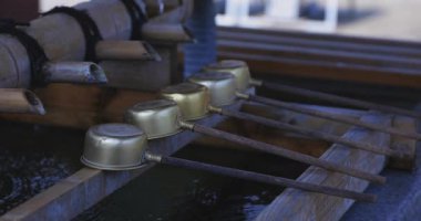 Japon geleneksel tapınağında arınma yalak. Ota ilçesi Tokyo Japonya - 08.26.2019 : Geleneksel türbede Chozuya adı verilen bir arınma çukurudur. kamera : Canon Eos 5d mark4