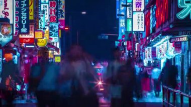 Şehir merkezindeki yüksek açılı neon sokağın gece görüntüsü. Shinjuku bölgesi Tokyo 08.29.2019