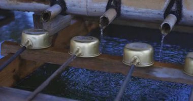 Geleneksel Japon tapınağında el yıkama. Ota bölgesi Tokyo Japonya - 08.26.2019: Geleneksel tapınakta Chozuya adı verilen bir arındırma çukuru. Kamera: Canon EOS 5D