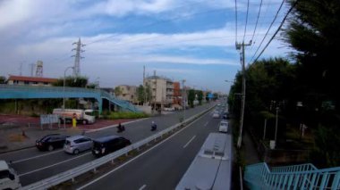 Şehir merkezindeki caddede geniş açıda bir zaman çizelgesi. Setagaya Tokyo Bölgesi - 08.24.2019: Tokyo 'nun merkezidir..