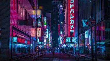 Şehir merkezindeki yüksek açılı neon sokağın gece görüntüsü. Shinjuku bölgesi Tokyo 08.29.2019