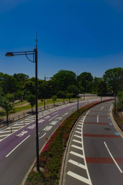 Tokyo 'daki şehir caddesinde boş bir cadde. Yüksek kalite fotoğraf. Chiyoda bölgesi Tokyo 05.10.2024 Tokyo 'nun merkezidir.. 