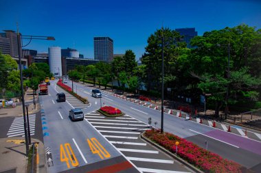 Tokyo 'daki şehir caddesinde trafik sıkışıklığı var. Yüksek kalite fotoğraf. Chiyoda bölgesi Tokyo 05.10.2024 Tokyo 'nun merkezidir.. 