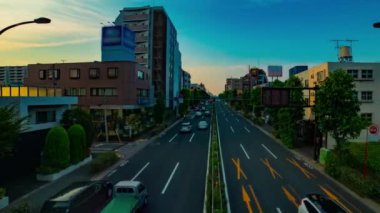 Şehir merkezindeki caddede geniş açılı çekim yapan bir zaman çizelgesi. Setagaya Tokyo Bölgesi - 07.30. 2019: Tokyo 'nun merkezidir..