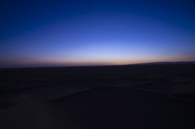 Morocco 'daki Mhamid el Ghizlane' de panoramik kum tepeciği. Yüksek kalite fotoğraf. Zagora bölgesi Mhamid el Ghizlane Fas 03.06.2024 Burası Fas 'ta bir çöl bölgesi..