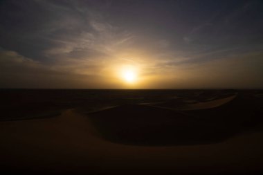 Morocco 'daki Mhamid el Ghizlane' de panoramik kum tepeciği. Yüksek kalite fotoğraf. Zagora bölgesi Mhamid el Ghizlane Fas 03.06.2024 Burası Fas 'ta bir çöl bölgesi..