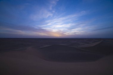 Morocco 'daki Mhamid el Ghizlane' de panoramik kum tepeciği. Yüksek kalite fotoğraf. Zagora bölgesi Mhamid el Ghizlane Fas 03.06.2024 Burası Fas 'ta bir çöl bölgesi..