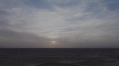 Fas 'taki Mhamid el Ghizlane' de kum tepeciğinin alacakaranlık zamanı. Yüksek kalite 4K görüntü. Zagora bölgesi Mhamid el Ghizlane Fas 03.06.2024 Burası Fas 'ta bir çöl bölgesi..