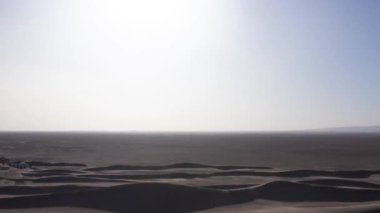 Fas 'taki Mhamid el Ghizlane' de kum tepeciğinin alacakaranlık zamanı. Yüksek kalite 4K görüntü. Zagora bölgesi Mhamid el Ghizlane Fas 03.06.2024 Burası Fas 'ta bir çöl bölgesi..