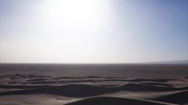 Fas 'taki Mhamid el Ghizlane' de kum tepeciğinin alacakaranlık zamanı. Yüksek kalite 4K görüntü. Zagora bölgesi Mhamid el Ghizlane Fas 03.06.2024 Burası Fas 'ta bir çöl bölgesi..
