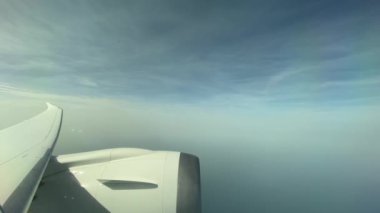 Havada uçan uçağın motoru. Yüksek kalite 4K görüntü. 03.09.2024