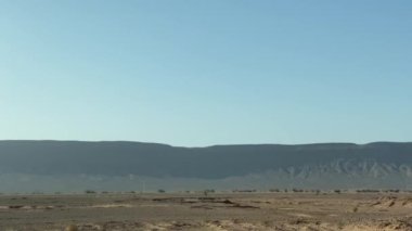 Zagora Fas 'taki araba camından bozkır manzarası. Yüksek kalite 4K görüntü. Zagora bölgesi Mhamid el Ghizlane Fas 03.09.2024 Burası Fas 'ta bir çöl bölgesi..