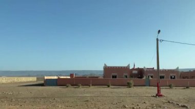 Zagora Fas 'taki araba camından bozkır manzarası. Yüksek kalite 4K görüntü. Zagora bölgesi Mhamid el Ghizlane Fas 03.09.2024 Burası Fas 'ta bir çöl bölgesi..