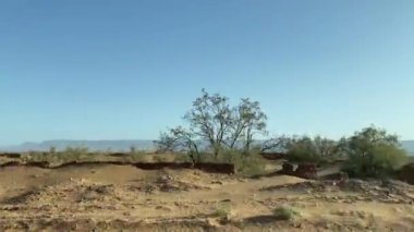 Zagora Fas 'taki araba camından bozkır manzarası. Yüksek kalite 4K görüntü. Zagora bölgesi Mhamid el Ghizlane Fas 03.09.2024 Burası Fas 'ta bir çöl bölgesi..