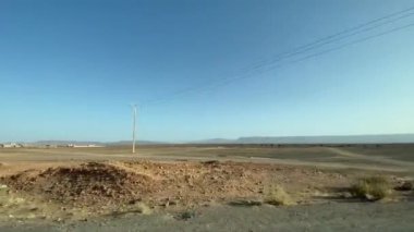 Zagora Fas 'taki araba camından bozkır manzarası. Yüksek kalite 4K görüntü. Zagora bölgesi Mhamid el Ghizlane Fas 03.09.2024 Burası Fas 'ta bir çöl bölgesi..