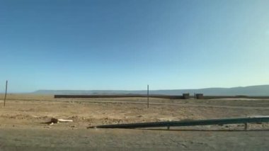 Zagora Fas 'taki araba camından bozkır manzarası. Yüksek kalite 4K görüntü. Zagora bölgesi Mhamid el Ghizlane Fas 03.09.2024 Burası Fas 'ta bir çöl bölgesi..