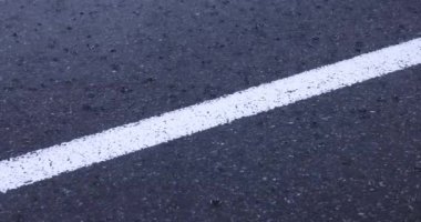 Şehir merkezindeki asfalt sokakta yavaş bir yağmur damlası. Yüksek kalite 4K görüntü. Nerima bölgesi Tokyo 08.22.2023