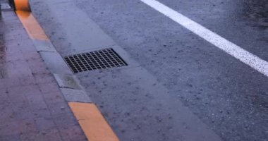 Şehir merkezindeki asfalt sokakta yavaş bir yağmur damlası. Yüksek kalite 4K görüntü. Nerima bölgesi Tokyo 08.22.2023