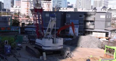 Yokohama 'da inşaat halindeki hareket halindeki bir vinç. Yüksek kalite 4K görüntü. Yokohama bölgesi Kanagawa Japonya 01.25.2024 Yokohama 'nın merkezidir..