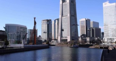 Yokohama 'da inşaat halindeki hareket halindeki bir vinç. Yüksek kalite 4K görüntü. Yokohama bölgesi Kanagawa Japonya 01.25.2024 Yokohama 'nın merkezidir..