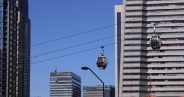Yokohama 'daki iş kasabasında hareket halindeki bir ip. Yüksek kalite 4K görüntü. Yokohama bölgesi Kanagawa Japonya 01.25.2024 Yokohama 'nın merkezidir..