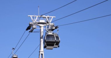 Yokohama 'daki iş kasabasında hareket halindeki bir ip. Yüksek kalite 4K görüntü. Yokohama bölgesi Kanagawa Japonya 01.25.2024 Yokohama 'nın merkezidir..