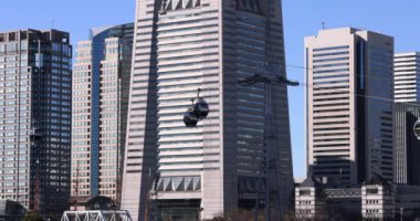 Yokohama 'daki iş kasabasında hareket halindeki bir ip. Yüksek kalite 4K görüntü. Yokohama bölgesi Kanagawa Japonya 01.25.2024 Yokohama 'nın merkezidir..