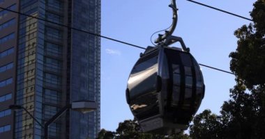 Yokohama 'daki iş kasabasında hareket halindeki bir ip. Yüksek kalite 4K görüntü. Yokohama bölgesi Kanagawa Japonya 01.25.2024 Yokohama 'nın merkezidir..