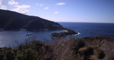 Numazu Shizuoka 'daki Heda limanının yüksek açılı görüntüsü. Yüksek kalite 4K görüntü. Numazu bölgesi Heda Shizuoka Japonya 01.26.2023