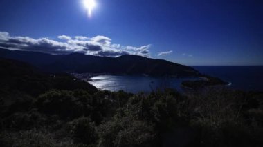 Shizuoka 'daki Heda limanında yüksek açı görüntüsünün zamanlaması. Yüksek kalite 4K görüntü. Numazu bölgesi Heda Shizuoka Japonya 01.26.2023