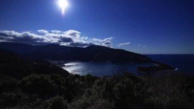 Shizuoka 'daki Heda limanında yüksek açı görüntüsünün zamanlaması. Yüksek kalite 4K görüntü. Numazu bölgesi Heda Shizuoka Japonya 01.26.2023