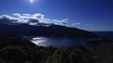 Shizuoka 'daki Heda limanında yüksek açı görüntüsünün zamanlaması. Yüksek kalite 4K görüntü. Numazu bölgesi Heda Shizuoka Japonya 01.26.2023