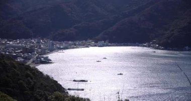 Numazu Shizuoka 'daki Heda limanının yüksek açılı görüntüsü. Yüksek kalite 4K görüntü. Numazu bölgesi Heda Shizuoka Japonya 01.26.2023