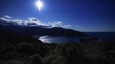 Shizuoka 'daki Heda limanında yüksek açı görüntüsünün zamanlaması. Yüksek kalite 4K görüntü. Numazu bölgesi Heda Shizuoka Japonya 01.26.2023