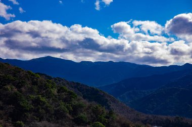 Izu Shizuoka 'daki dağda mavi gökyüzünde beyaz bir bulut. Yüksek kalite fotoğraf. Numazu bölgesi Osezaki Shizuoka Japonya 01.26.2023