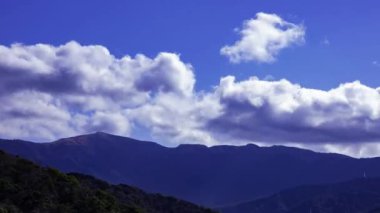 Izu Shizuoka 'daki dağda bulut zamanı. Yüksek kalite 4K görüntü. Numazu bölgesi Osezaki Shizuoka Japonya 01.26.2023