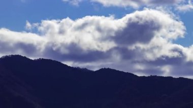 Izu Shizuoka 'daki dağda bulut zamanı. Yüksek kalite 4K görüntü. Numazu bölgesi Osezaki Shizuoka Japonya 01.26.2023