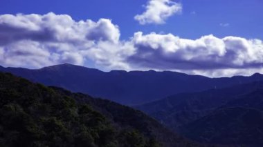 Izu Shizuoka 'daki dağda bulut zamanı. Yüksek kalite 4K görüntü. Numazu bölgesi Osezaki Shizuoka Japonya 01.26.2023