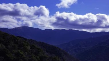 Izu Shizuoka 'daki dağda bulut zamanı. Yüksek kalite 4K görüntü. Numazu bölgesi Osezaki Shizuoka Japonya 01.26.2023