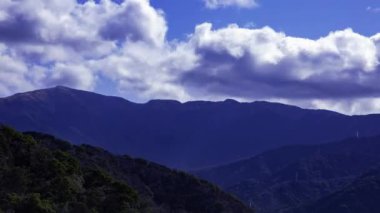 Izu Shizuoka 'daki dağda bulut zamanı. Yüksek kalite 4K görüntü. Numazu bölgesi Osezaki Shizuoka Japonya 01.26.2023