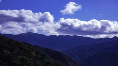 Izu Shizuoka 'daki dağda bulut zamanı. Yüksek kalite 4K görüntü. Numazu bölgesi Osezaki Shizuoka Japonya 01.26.2023