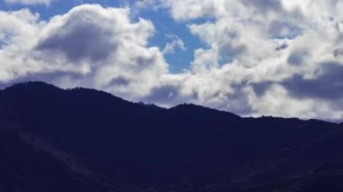 Izu Shizuoka 'daki dağda bulut zamanı. Yüksek kalite 4K görüntü. Numazu bölgesi Osezaki Shizuoka Japonya 01.26.2023