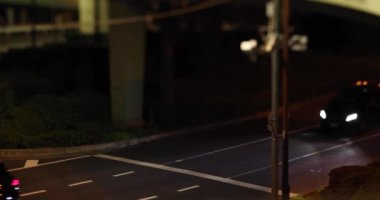 Takashimadaira Tokyo 'da şehir merkezinde bir gece trafiği sıkışıklığı. Yüksek kalite 4K görüntü. Itabashi Bölgesi Takashimadaira Tokyo Japonya 04.04.2024 Tokyo 'nun merkezidir.. 