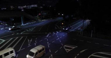 Takashimadaira Tokyo 'da şehir merkezinde bir gece trafiği sıkışıklığı. Yüksek kalite 4K görüntü. Itabashi Bölgesi Takashimadaira Tokyo Japonya 04.04.2024 Tokyo 'nun merkezidir.. 