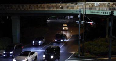 Takashimadaira Tokyo 'da şehir merkezinde bir gece trafiği sıkışıklığı. Yüksek kalite 4K görüntü. Itabashi Bölgesi Takashimadaira Tokyo Japonya 04.04.2024 Tokyo 'nun merkezidir.. 