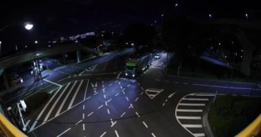 Takashimadaira Tokyo 'da şehir merkezinde bir gece trafiği sıkışıklığı. Yüksek kalite 4K görüntü. Itabashi Bölgesi Takashimadaira Tokyo Japonya 04.04.2024 Tokyo 'nun merkezidir.. 