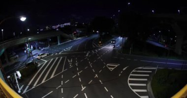 Takashimadaira Tokyo 'da şehir merkezinde bir gece trafiği sıkışıklığı. Yüksek kalite 4K görüntü. Itabashi Bölgesi Takashimadaira Tokyo Japonya 04.04.2024 Tokyo 'nun merkezidir.. 