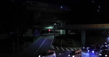 Takashimadaira Tokyo 'da şehir merkezinde bir gece trafiği sıkışıklığı. Yüksek kalite 4K görüntü. Itabashi Bölgesi Takashimadaira Tokyo Japonya 04.04.2024 Tokyo 'nun merkezidir.. 