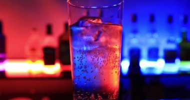 Neon lambalı bir şişe soda. Kyoto Japonya - 09.09.2019: Bardaki soda suyu.