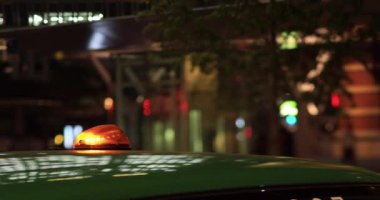 Gece iş kasabasında bir araba lambası. Chiyoda bölgesi Otemachi Tokyo Japonya 09.30. 2019